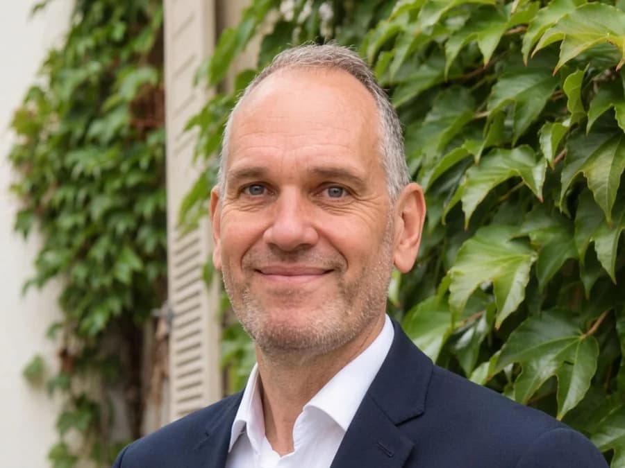 Günther Link vor der begrünten Fassade des Büros