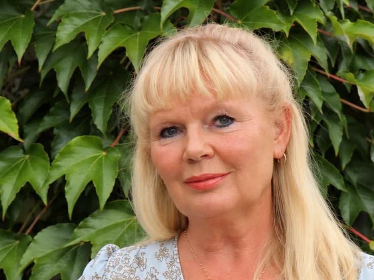 Ines Beermann vor der begrünten Fassade des Büros