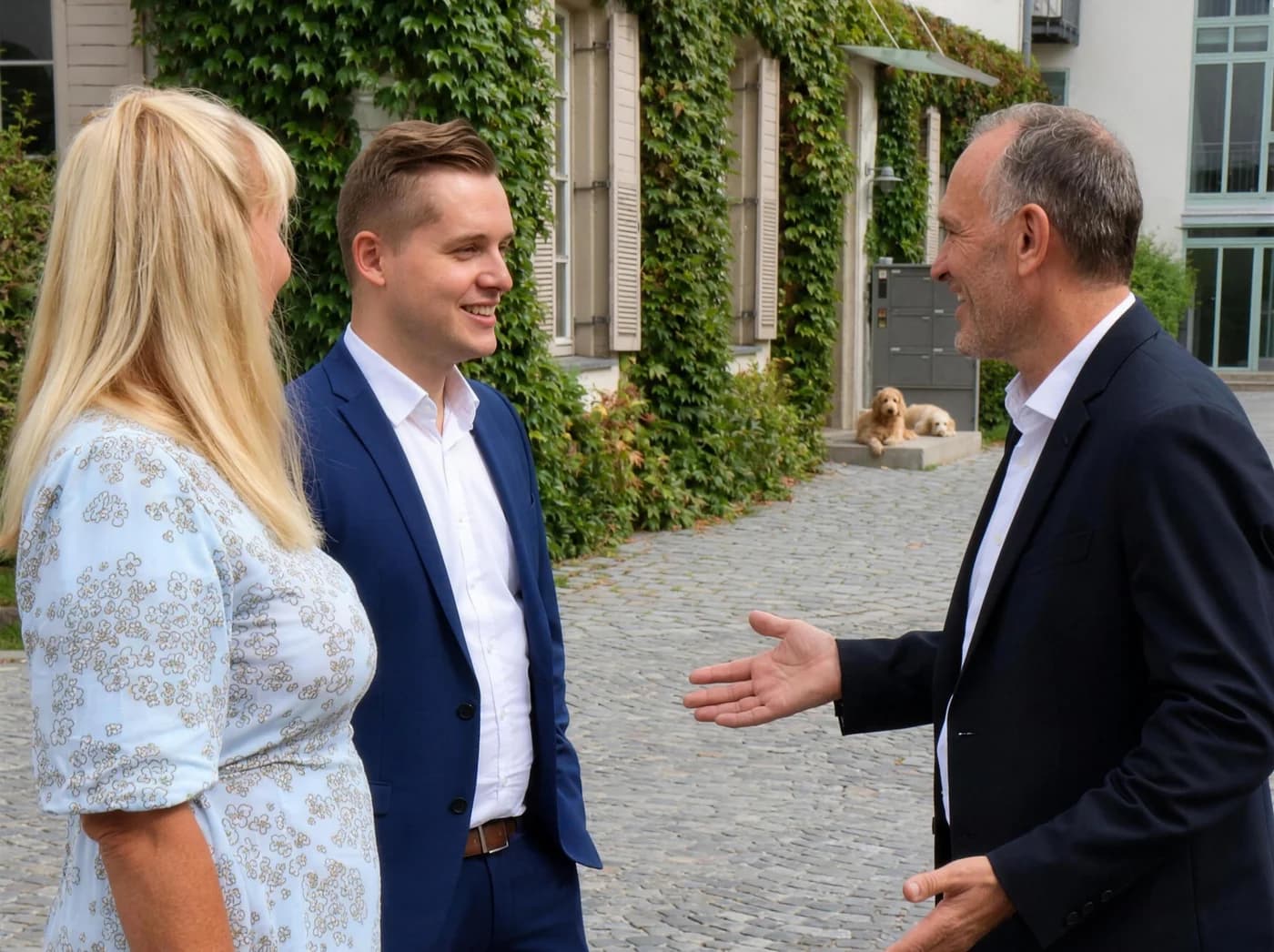 Das Team von IM PLUS Immobilien im Gespräch im Hof vor dem Büro