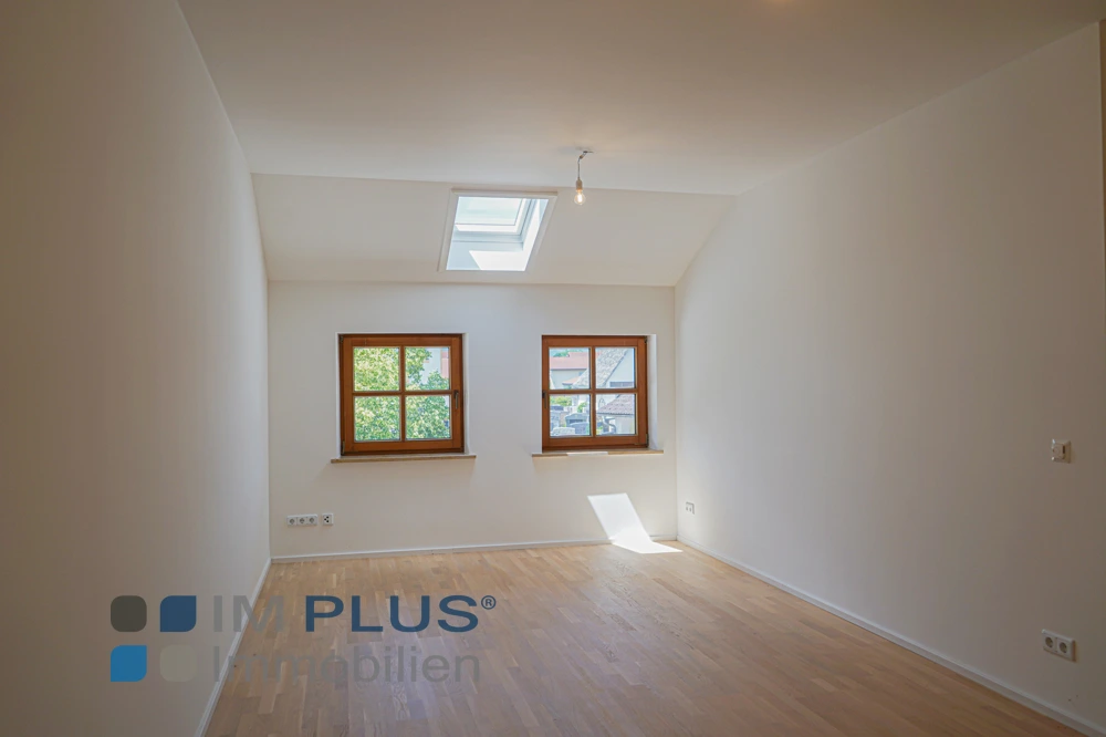 Leeres Zimmer mit zwei Holzfenstern und Dachfenster, Großholzhausen