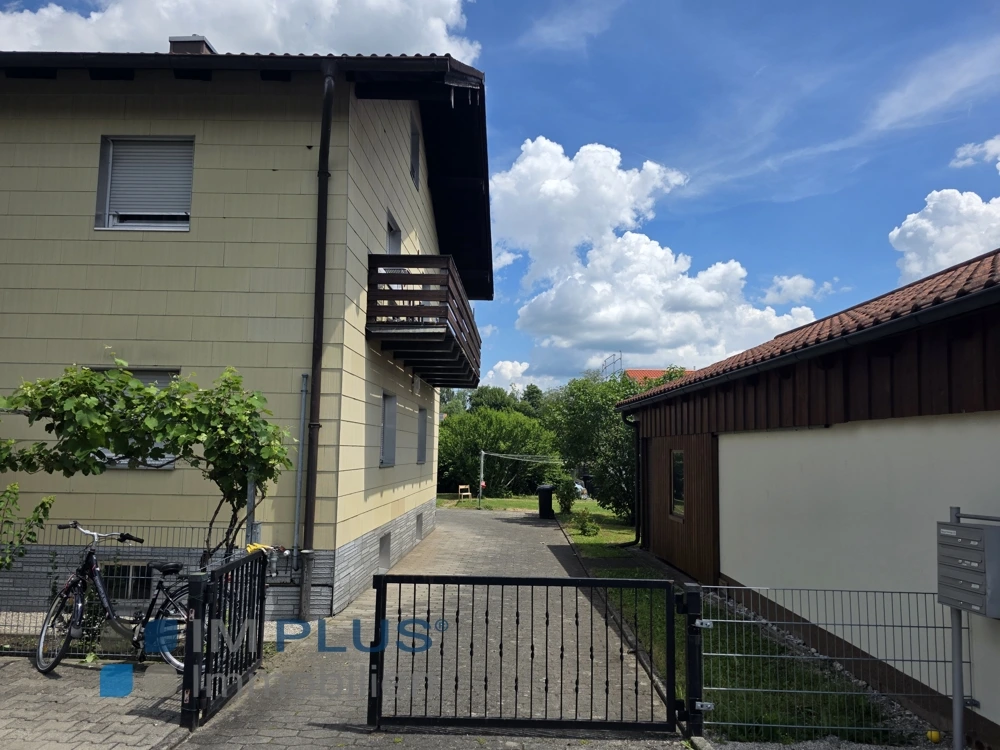 Zufahrt mit Hoftor zwischen Wohnhaus und Nebengebäude, Rosenheim