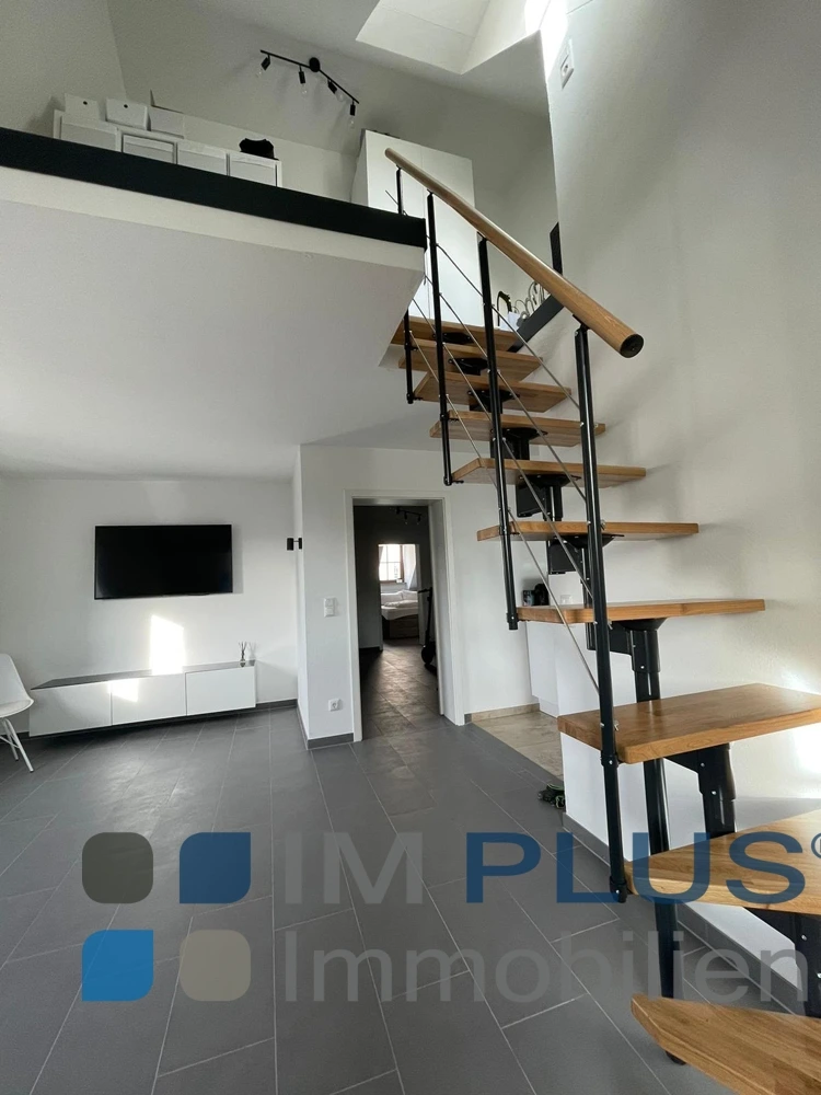 Wohnbereich mit offener Treppe zur Galerie, Rosenheim