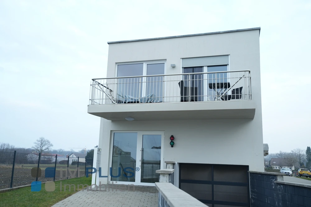 Stirnseite des Hauses mit Glastür, Balkon und Garagentor, Dillingen