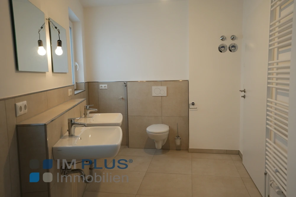 Bad mit zwei Waschbecken, Hänge-WC und Handtuchheizkörper, Dillingen