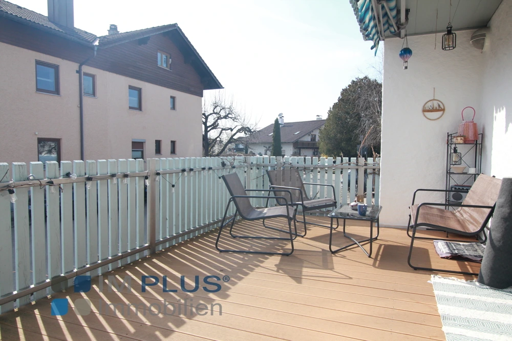 Überdachte Terrasse mit Holzboden, Lattenzaun und Gartenmöbeln, Großkarolinenfeld