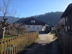 Sonnig und ruhig- seltenes und grundsolides Ein- oder Zweifamilienhaus für individuelles Wohnen! - Zufahrt zum Haus