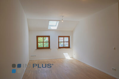 Frisch renovierte 2-Zimmer – perfekt für Eigennutzer, Kapitalanleger oder Ferienvermietung, 83064 Raubling / Großholzhausen, Dachgeschosswohnung