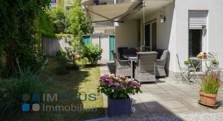 Garten mit großer Terrasse